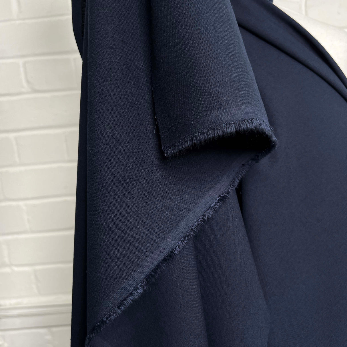 Plain Crease-Resistant Navy Polyester Suiting Fabric Main Course Hang