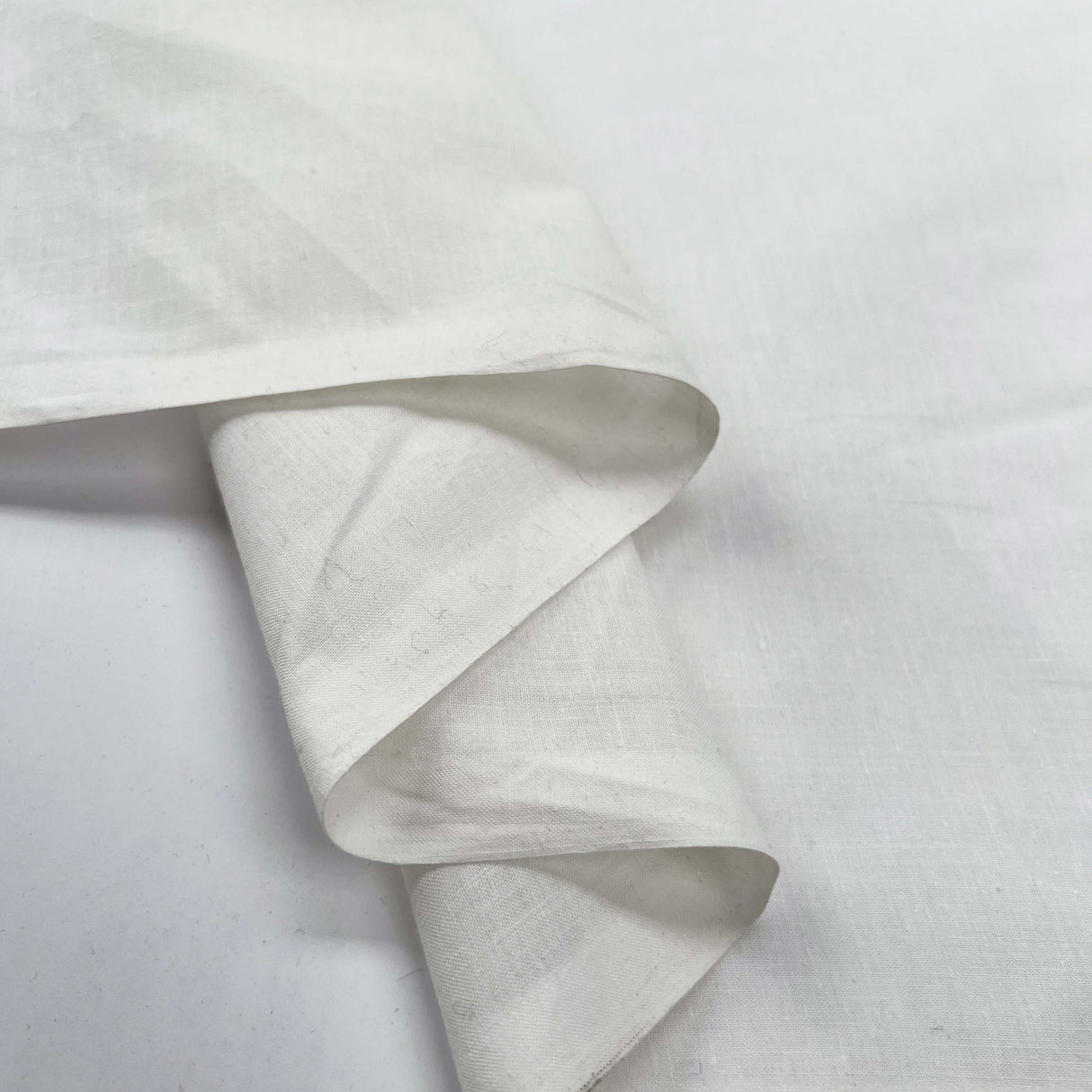 Superfine Cotton Polyester Soft White Dressmaking Fabric Well Used Fold
