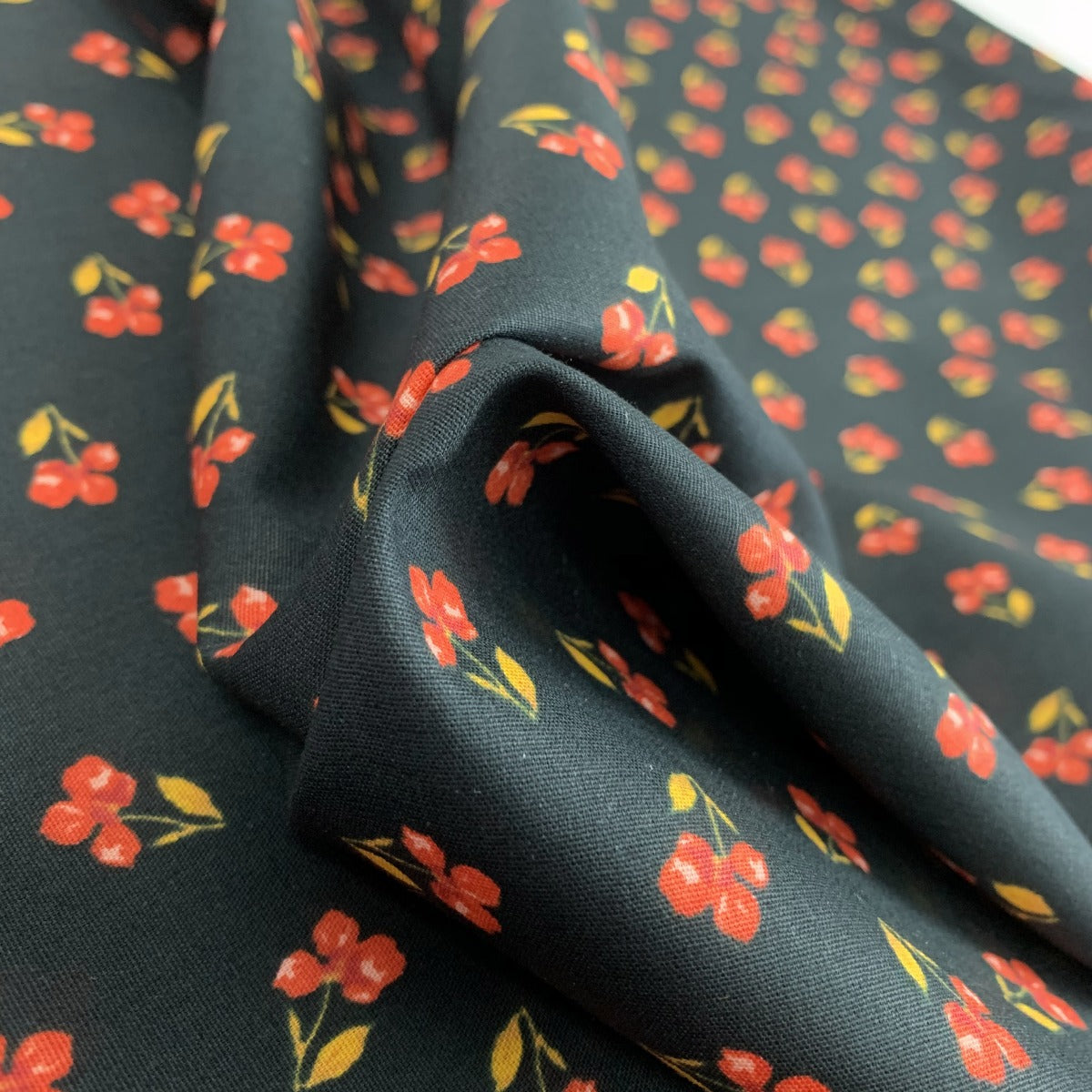 Organic Cotton Petite Floral Black Gots And Oeko Tex Standard 100%Cotton Poplin Fabric Fold
