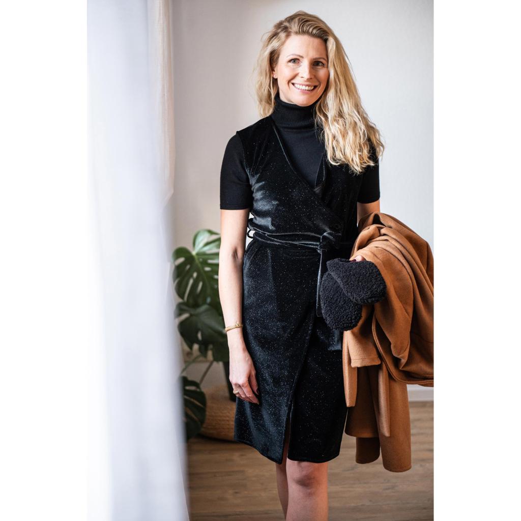 Polyester Elastane Dress Fabric Stretch Glitter Velvet Black Model2
