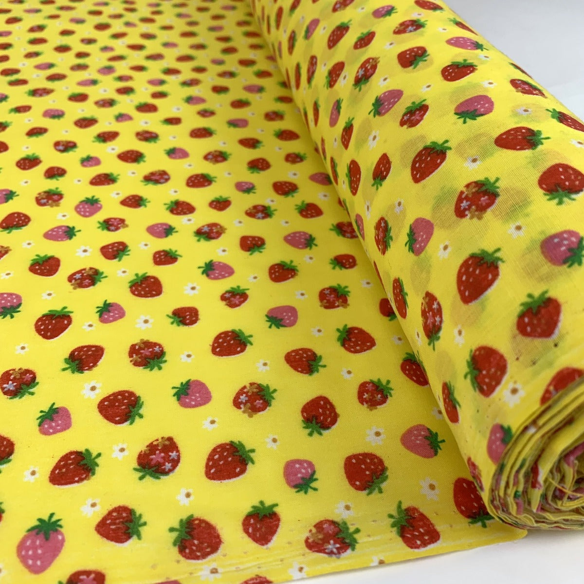 Pretty Polly Strawberries And Daisies Roll