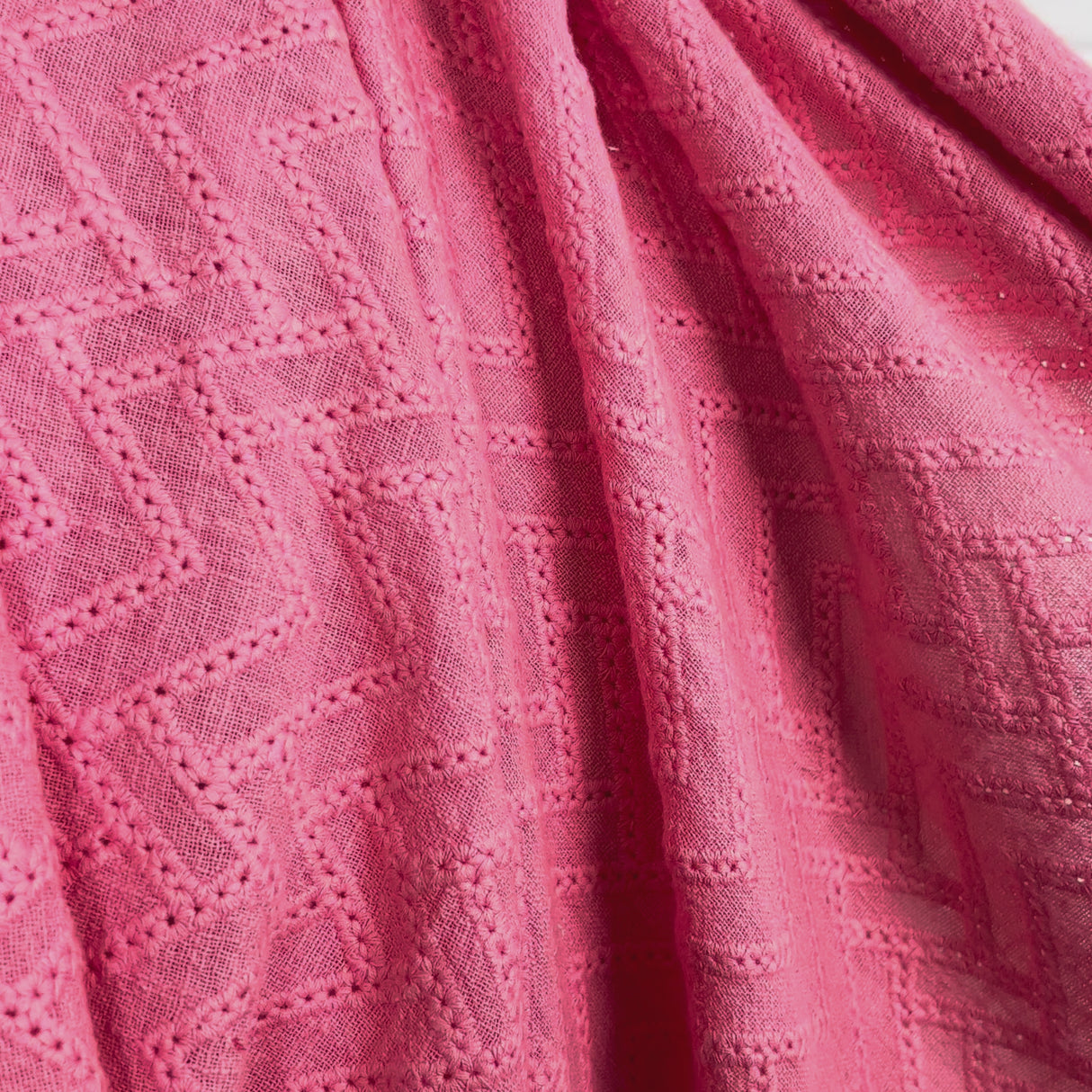 Gauze zigzag fabric Embroidered Chevron Cotton - Pink Video