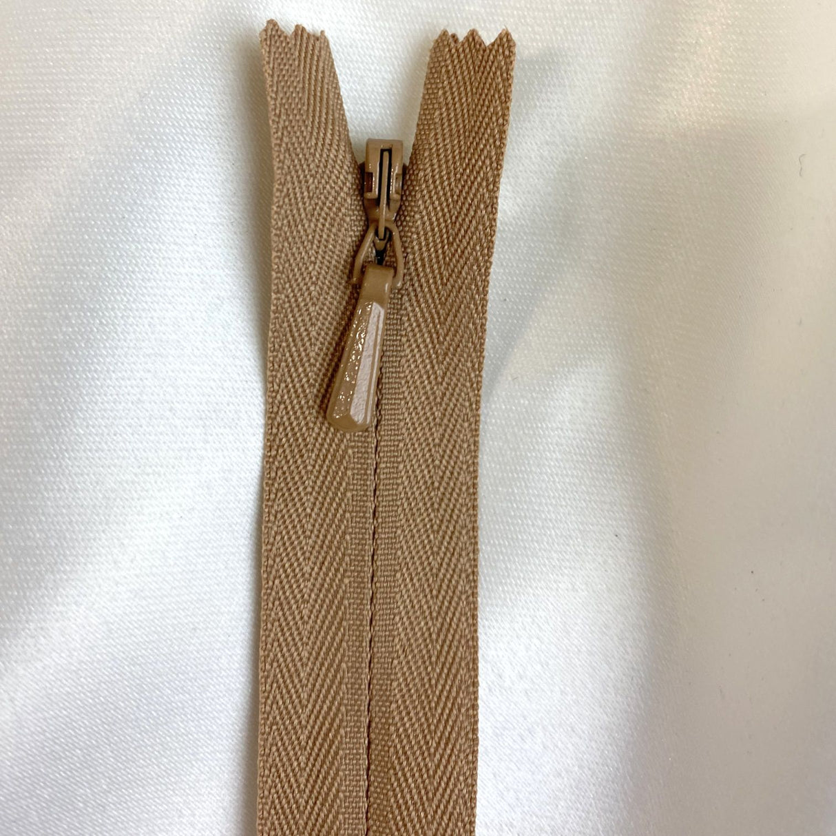 Ykk Zip Taupe Consealed Zip 25Cm