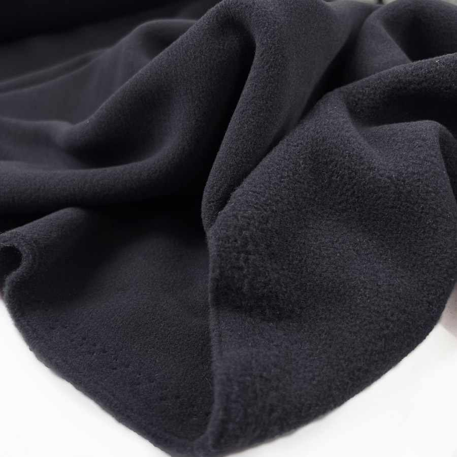 https://www.croftmill.fr/images/pictures/00-2023/02-february-2023/midnight_navy_super_polartec_fleece_fabric_cu.jpg?v=1bee3c23