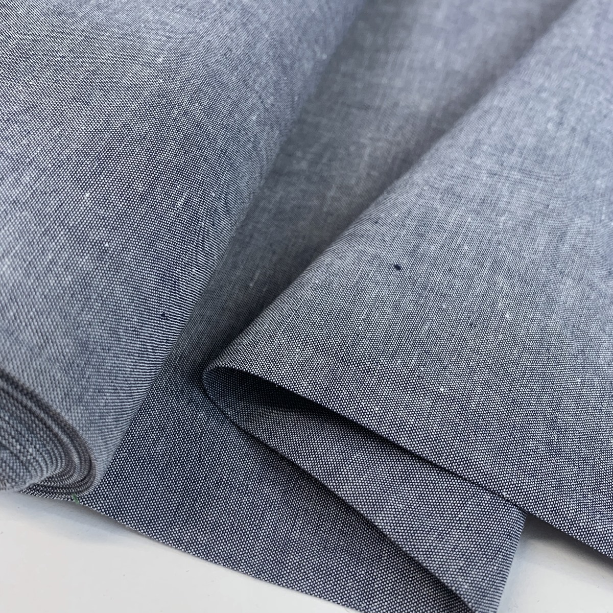 https://www.croftmill.fr/images/pictures/2-2021/08-august-2021-2/finest-chambray-navy-cotton-fabric-fold.jpg?v=73baaccc